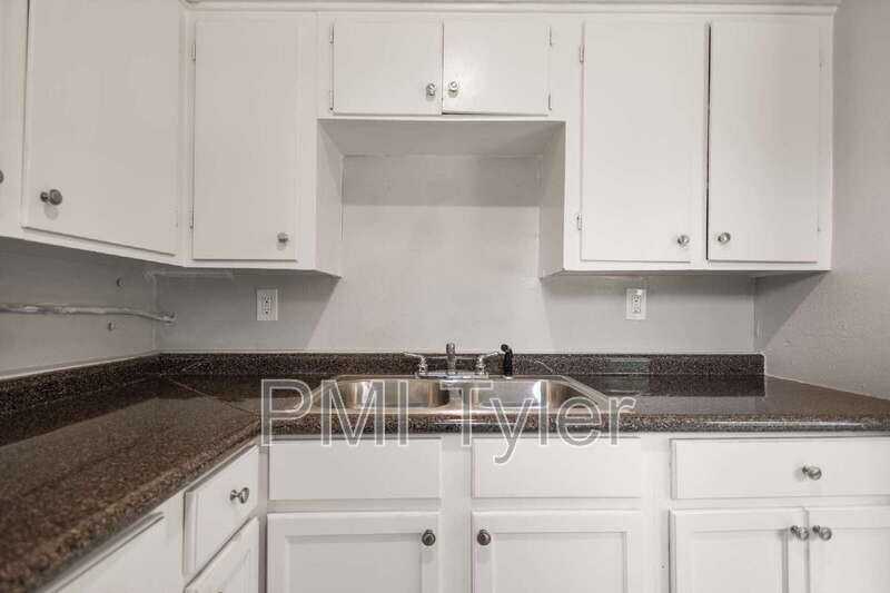 1806 W Oakwood St - Photo 4 of 21