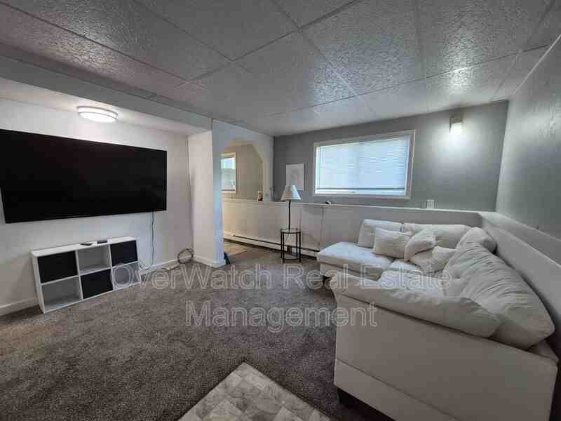 429 Creekside St #B - Photo 2 of 12