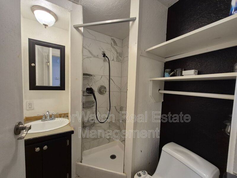 429 Creekside St #B - Photo 5 of 12