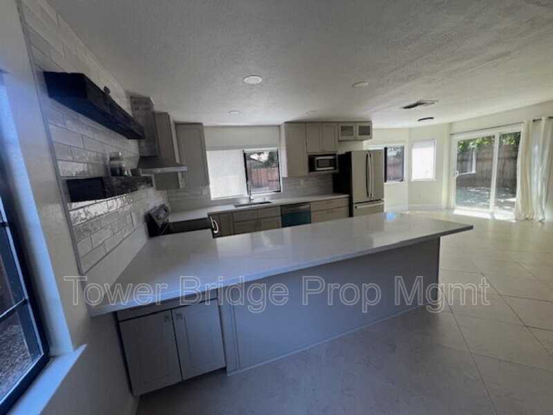 2247 Atrisco Cir - Photo 3 of 7