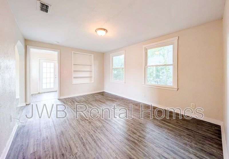 4623 Hercules Ave - Photo 4 of 14