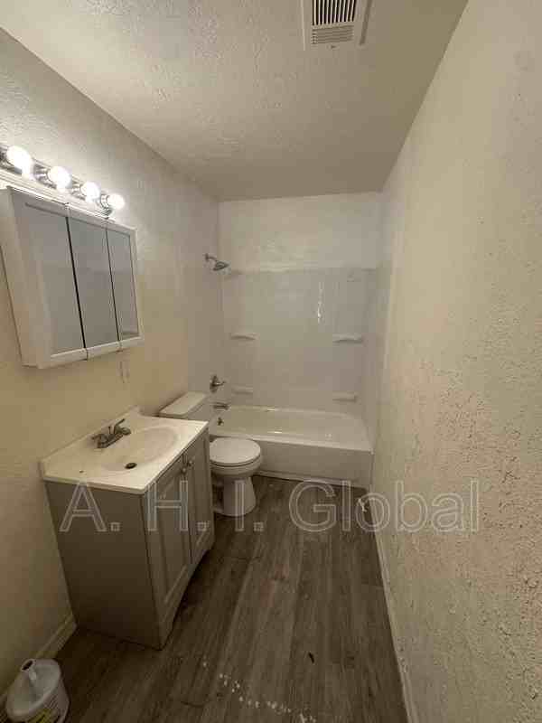 1619 Bellaire St - Photo 3 of 7