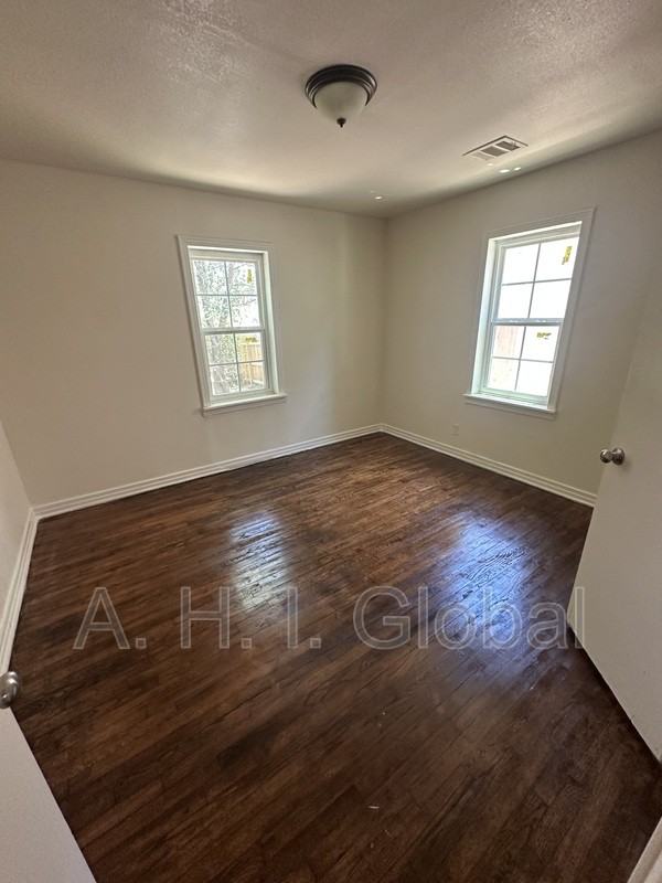1619 Bellaire St - Photo 6 of 7