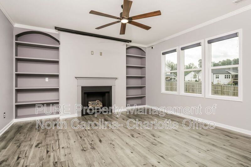 327 Silverleaf Dr - Photo 3 of 17