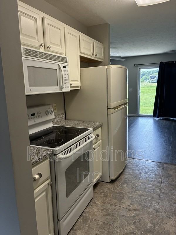 303 Joyce Dr - Photo 3 of 25