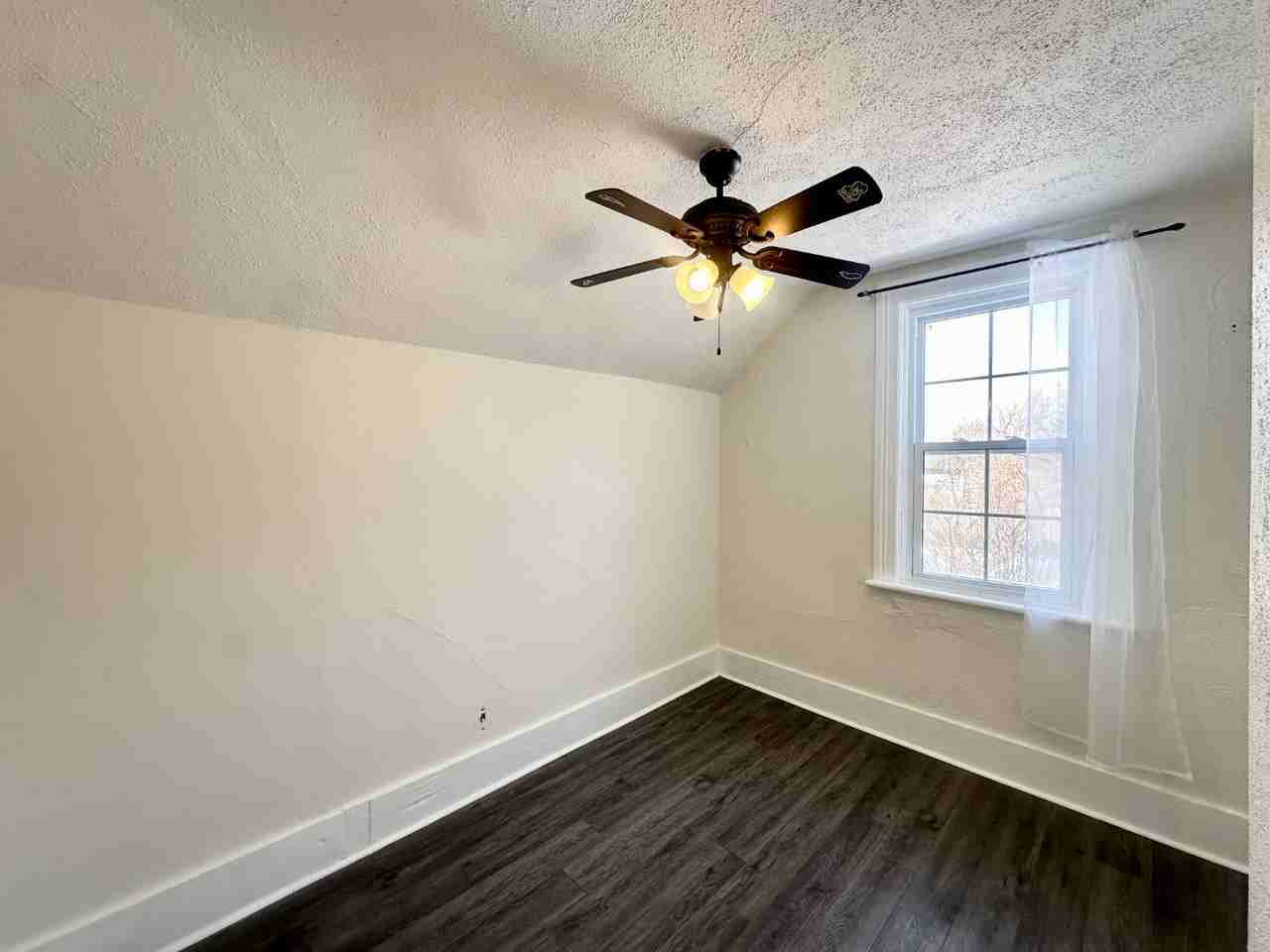 74 Adelaide St S - Photo 5 of 20