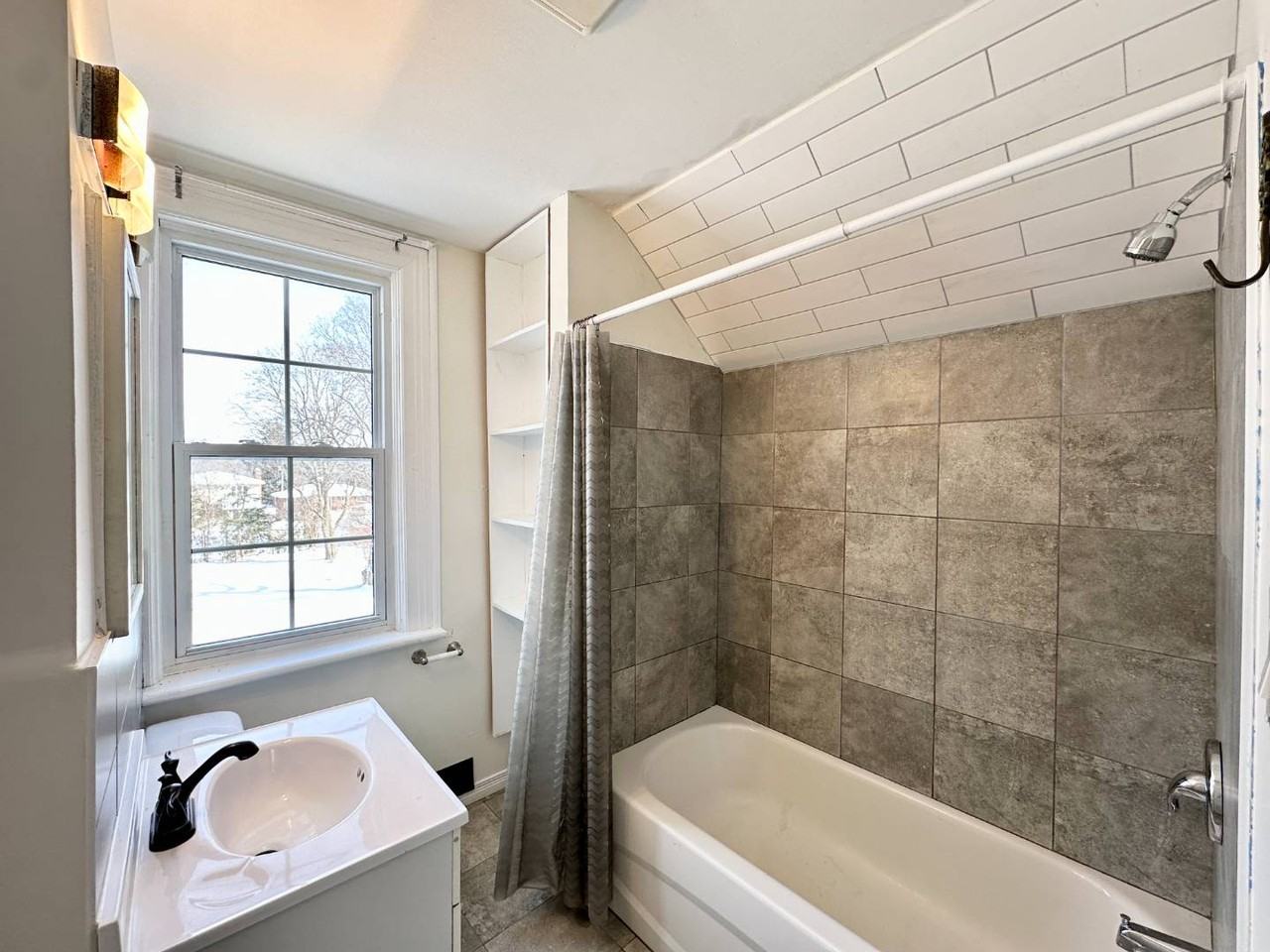74 Adelaide St S - Photo 7 of 20