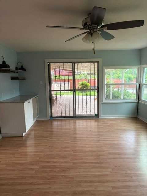 2622 W Summit Ave