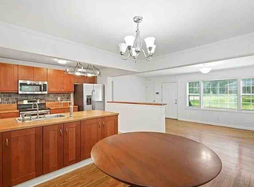 2371 Ben Hill Rd - Photo 5 of 20