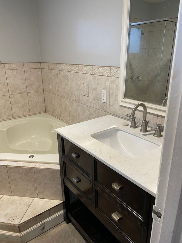 1410 W 12th St - Photo 2 of 4