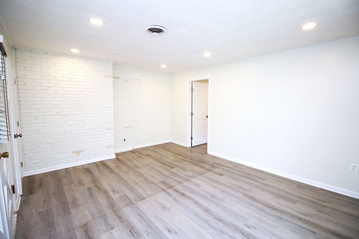 11703 Caplinger Rd - Photo 5 of 13