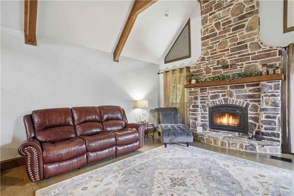 2115 Kemp Dr - Photo 7 of 40