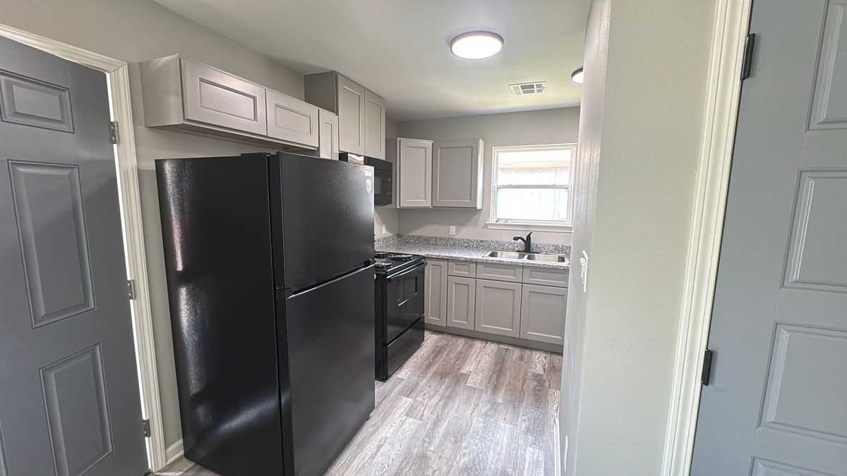 1059 Balsam St - Photo 2 of 10