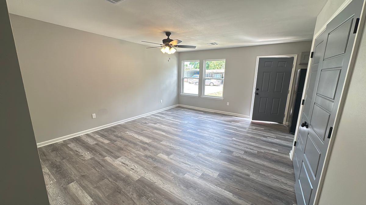 1059 Balsam St - Photo 3 of 10