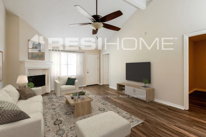 13710 Sableglen St - Photo 4 of 15