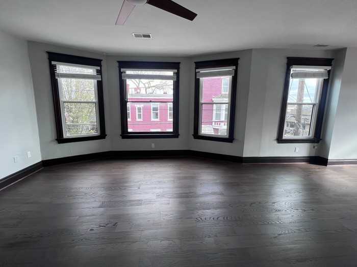 1025 Scott St #2 - Photo 4 of 30