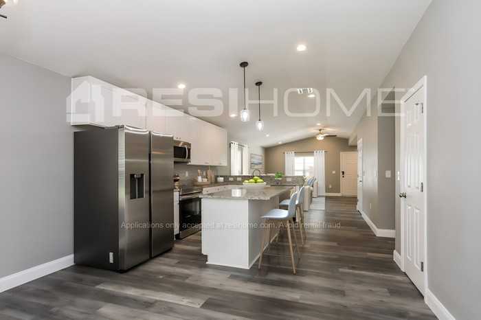 1827 Dorothy St - Photo 3 of 17