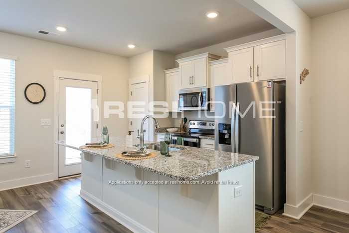 142 Brooklet Trl - Photo 4 of 18
