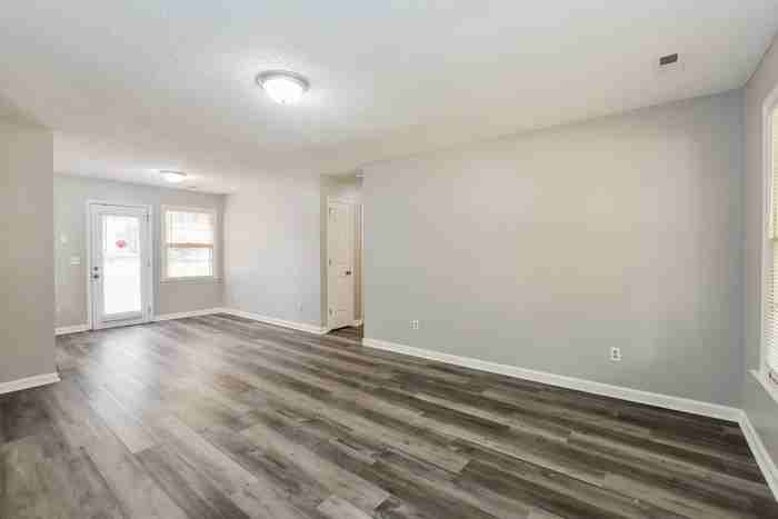 112 Oakcrest Rd - Photo 4 of 11