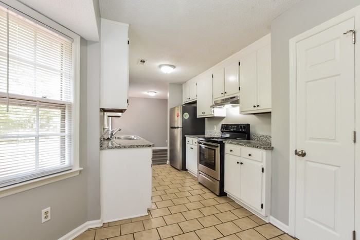 112 Oakcrest Rd - Photo 6 of 11