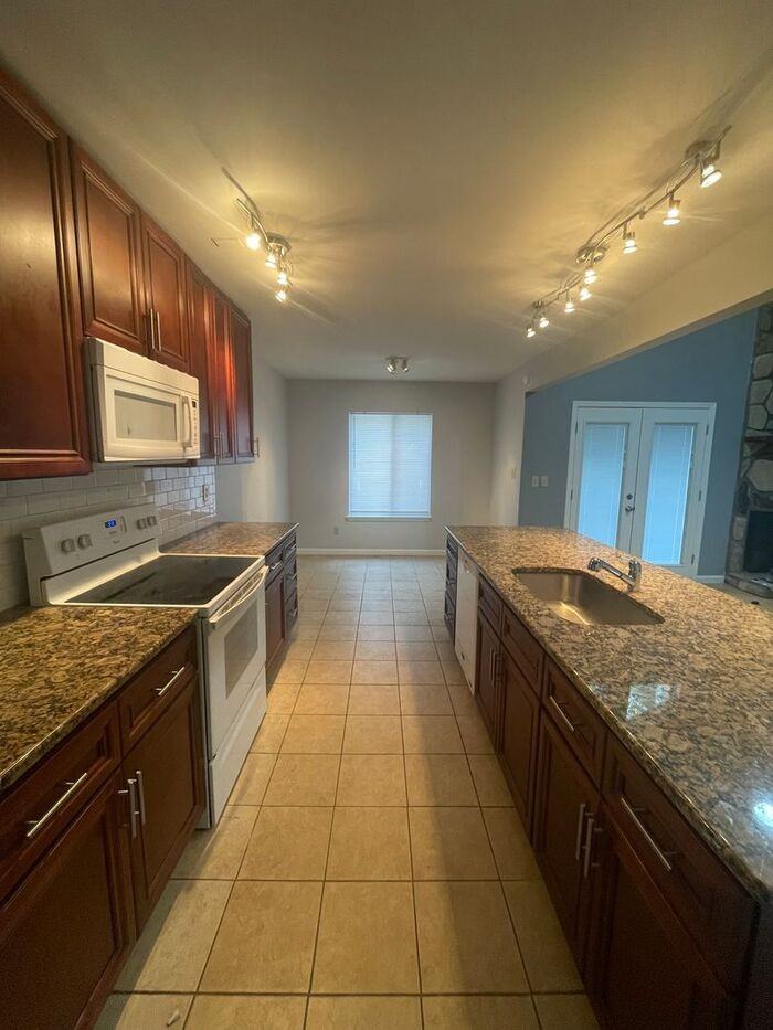 8006 Briardale Dr - Photo 6 of 24