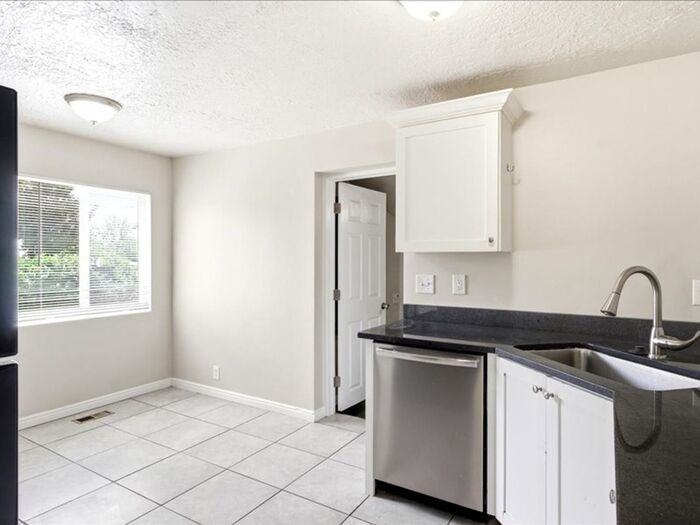 1026 S Montgomery St - Photo 4 of 22
