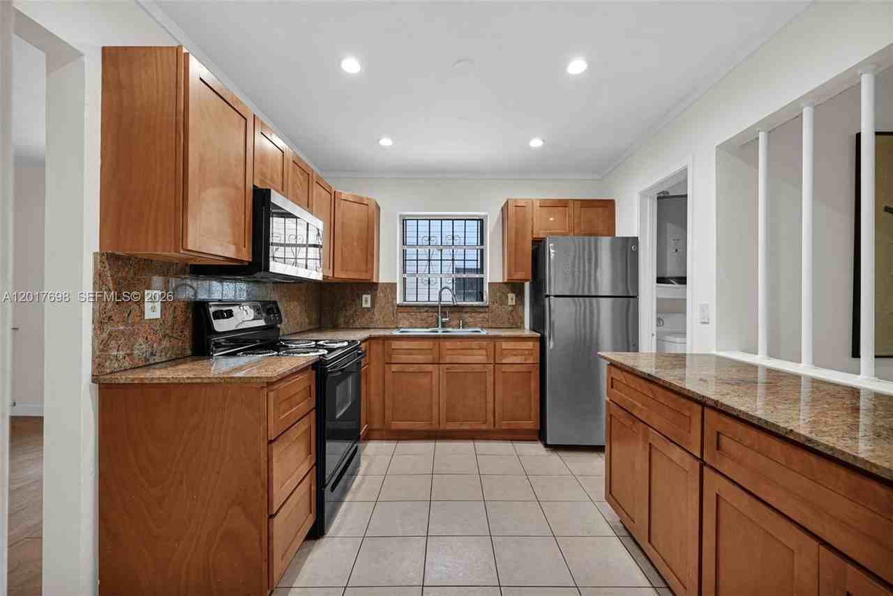 244 Nw 43rd St #NA - Photo 5 of 20