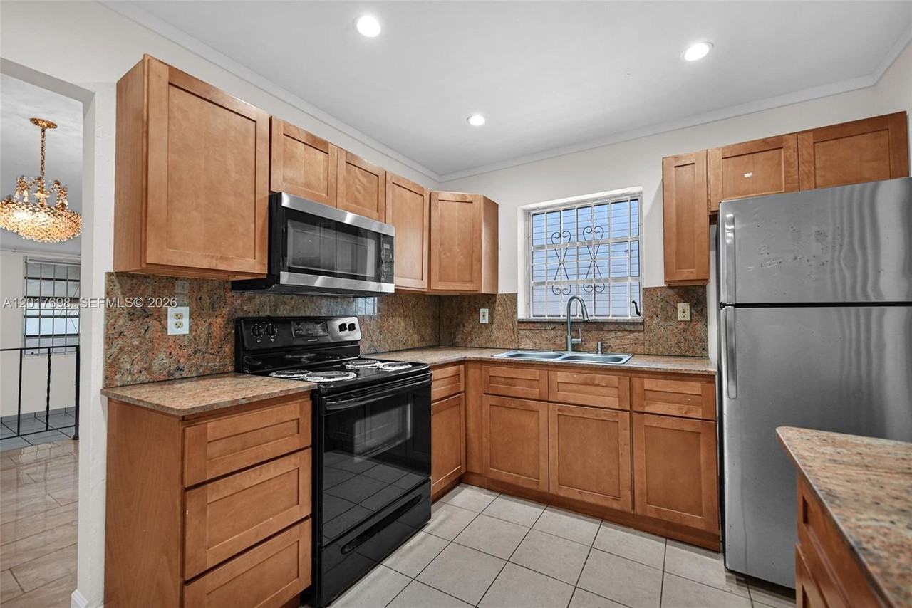 244 Nw 43rd St #NA - Photo 6 of 20