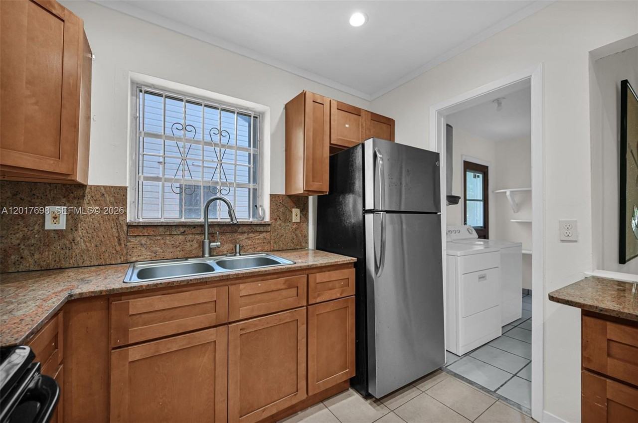244 Nw 43rd St #NA - Photo 7 of 20