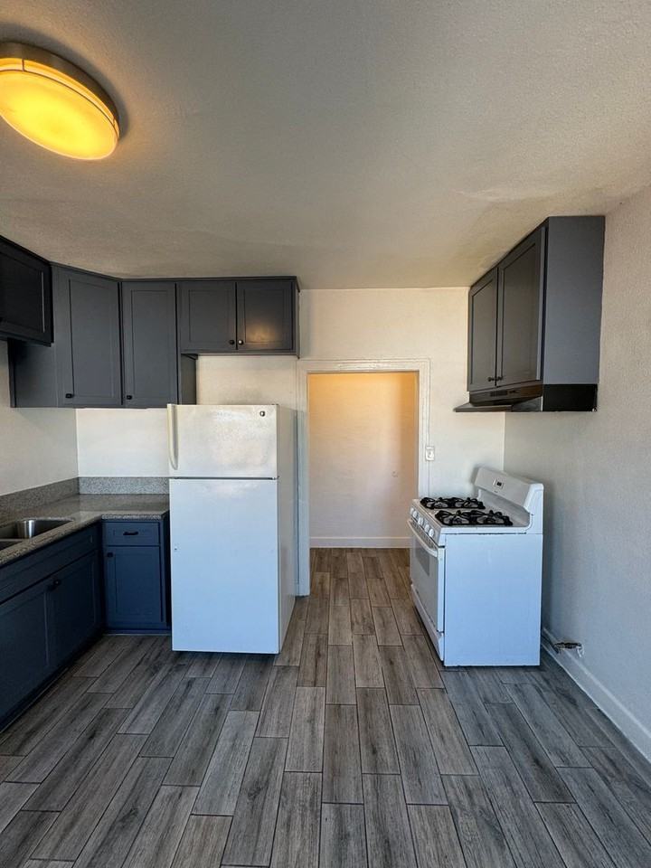 813 1/2 W 43rd St #1 - Photo 2 of 12