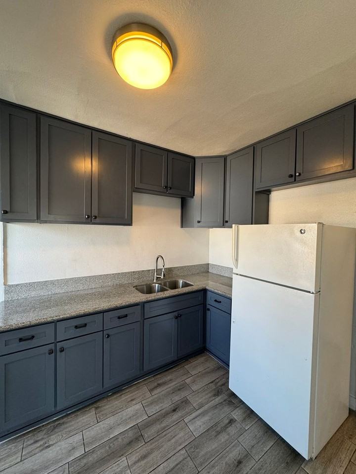 813 1/2 W 43rd St #1 - Photo 3 of 12