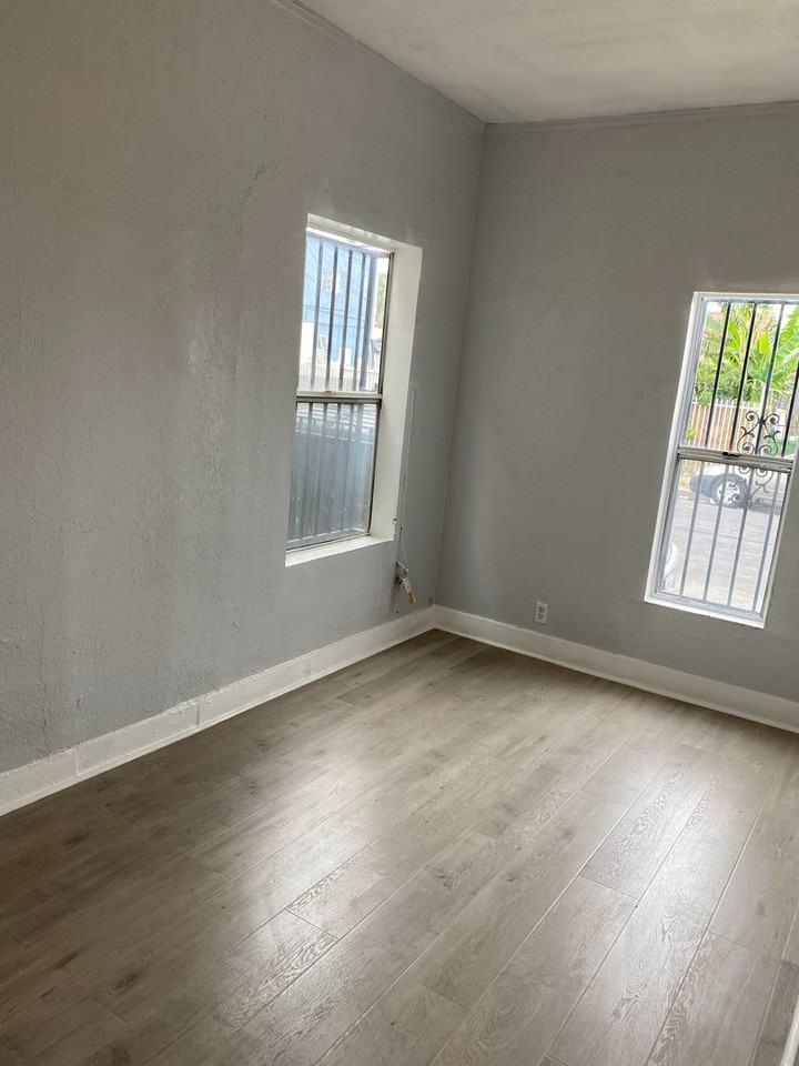 813 1/2 W 43rd St #1 - Photo 6 of 12