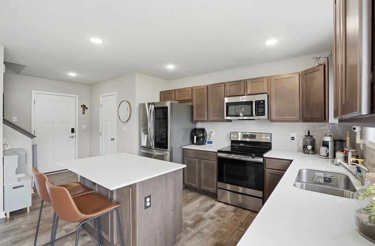 725 17th St Se #NA - Photo 2 of 16