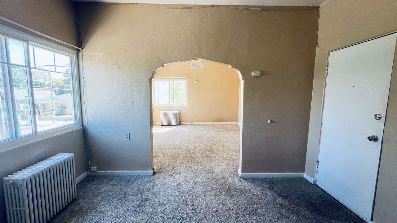 300 N 11th St #3 - Photo 2 of 6