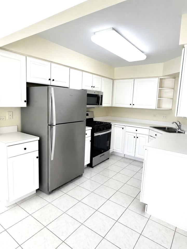 1329 Newport St - Photo 5 of 26