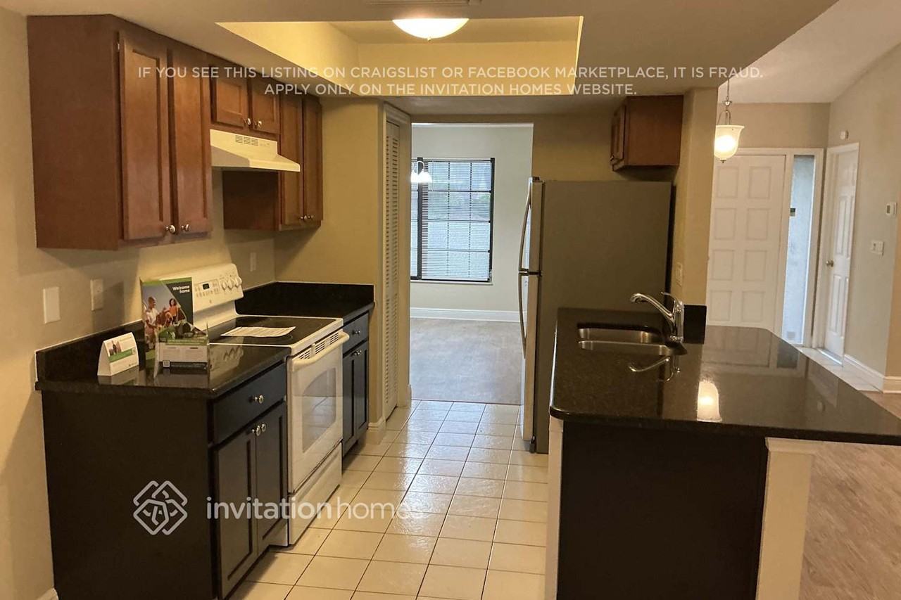 2212 Viscaya Pkwy - Photo 5 of 17