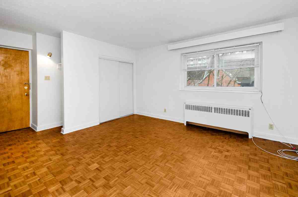 161 Somerset Street West - Photo 4 of 7