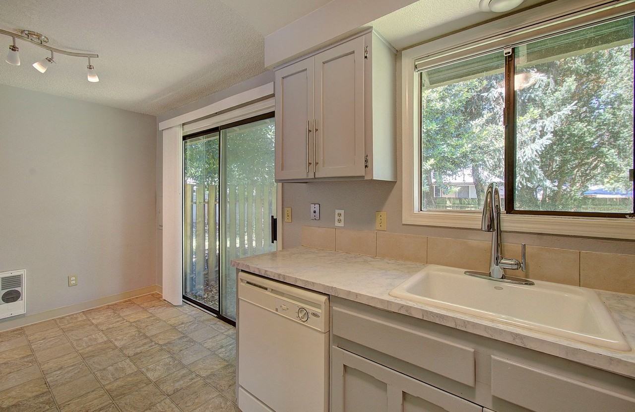 14306 Ne 14th Cir - Photo 5 of 20