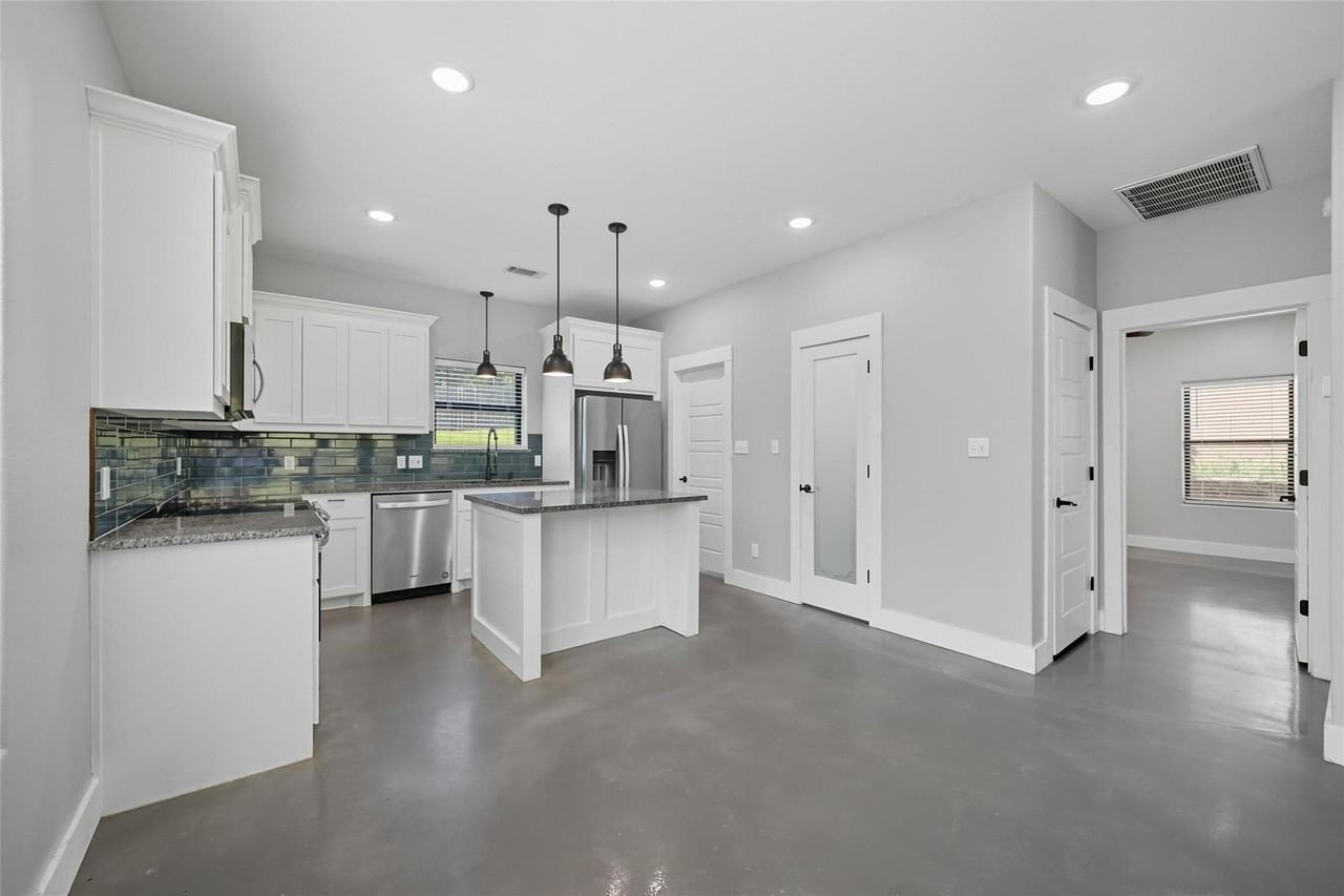 610 E Texas St #1 - Photo 3 of 20