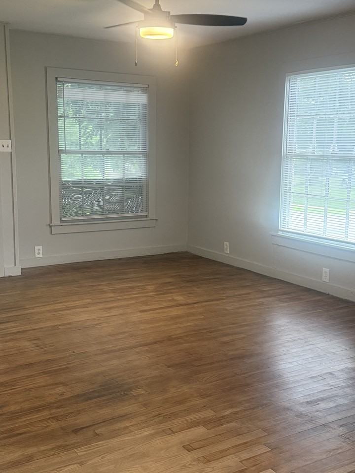 916 E 6th St #1 - Photo 2 of 10