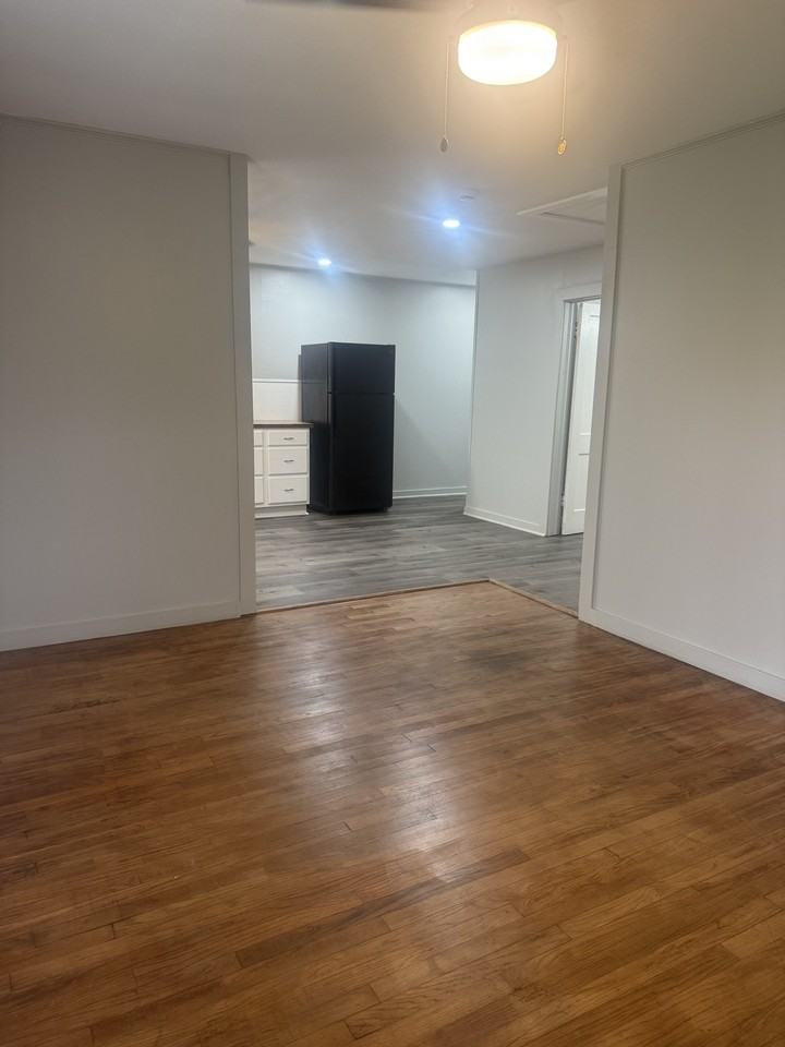 916 E 6th St #1 - Photo 3 of 10
