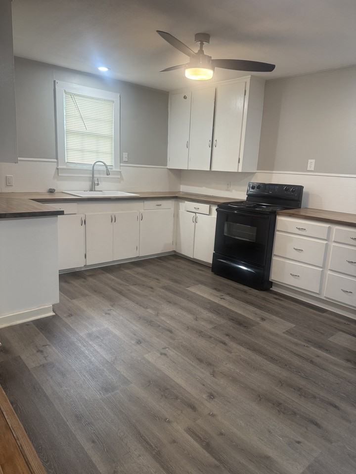 916 E 6th St #1 - Photo 4 of 10