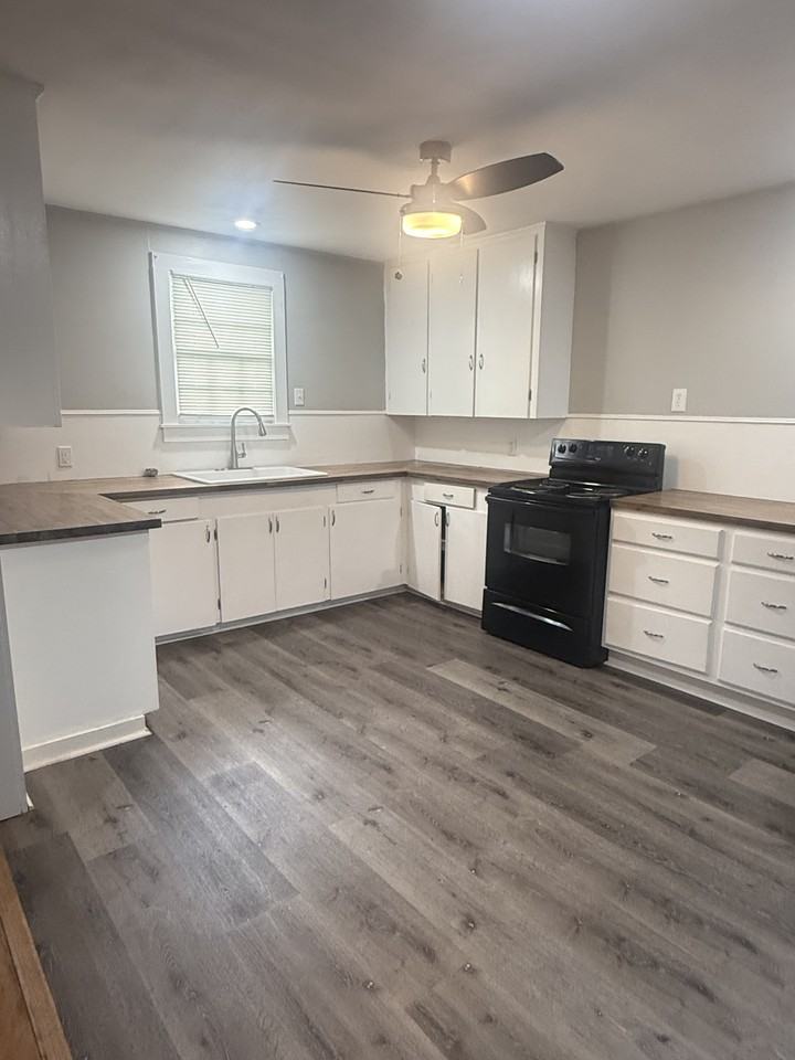 916 E 6th St #1 - Photo 5 of 10