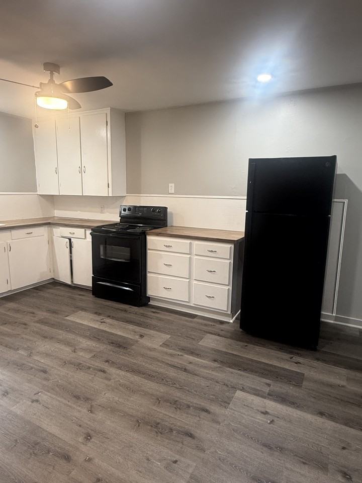 916 E 6th St #1 - Photo 6 of 10