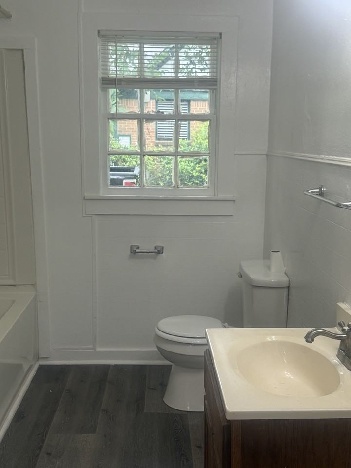 916 E 6th St #1 - Photo 7 of 10