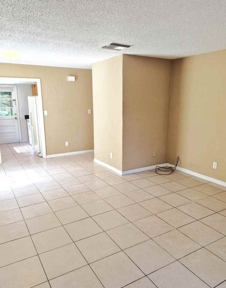 11515 Valencia Dr - Photo 4 of 13