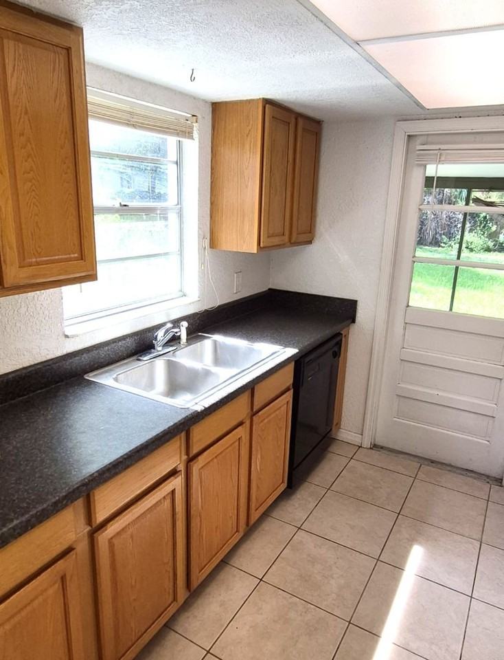 11515 Valencia Dr - Photo 5 of 13