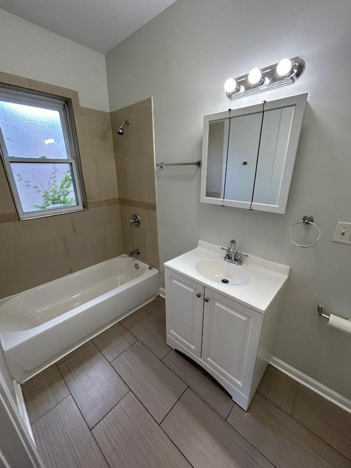6045 S Rhodes Ave Chicago IL 60637 - Photo 2 of 10