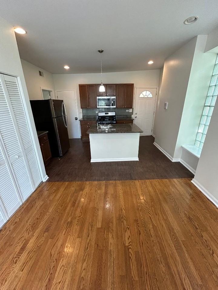 6045 S Rhodes Ave Chicago IL 60637 - Photo 5 of 10