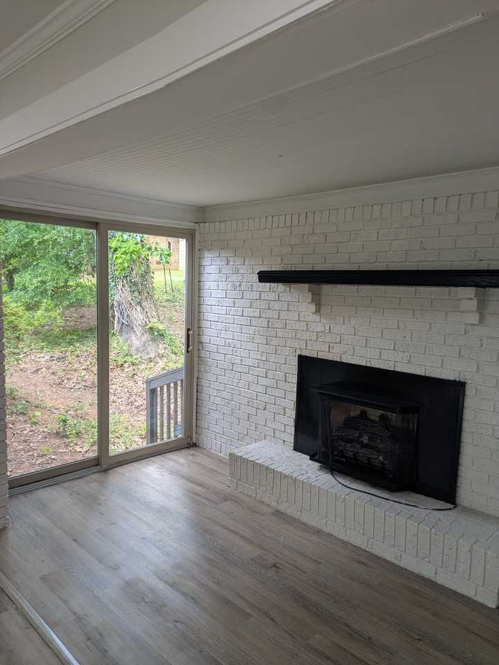 1002 Hemlock Dr #1 - Photo 4 of 11